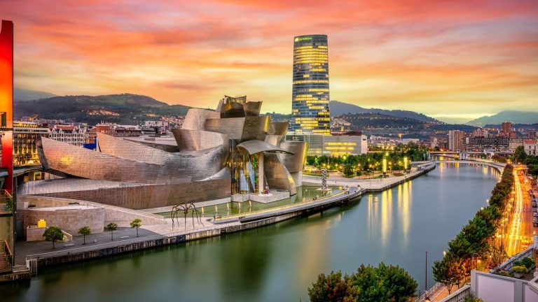Vista del Museo Guggenheim y el río Nervión al atardecer en Bilbao.